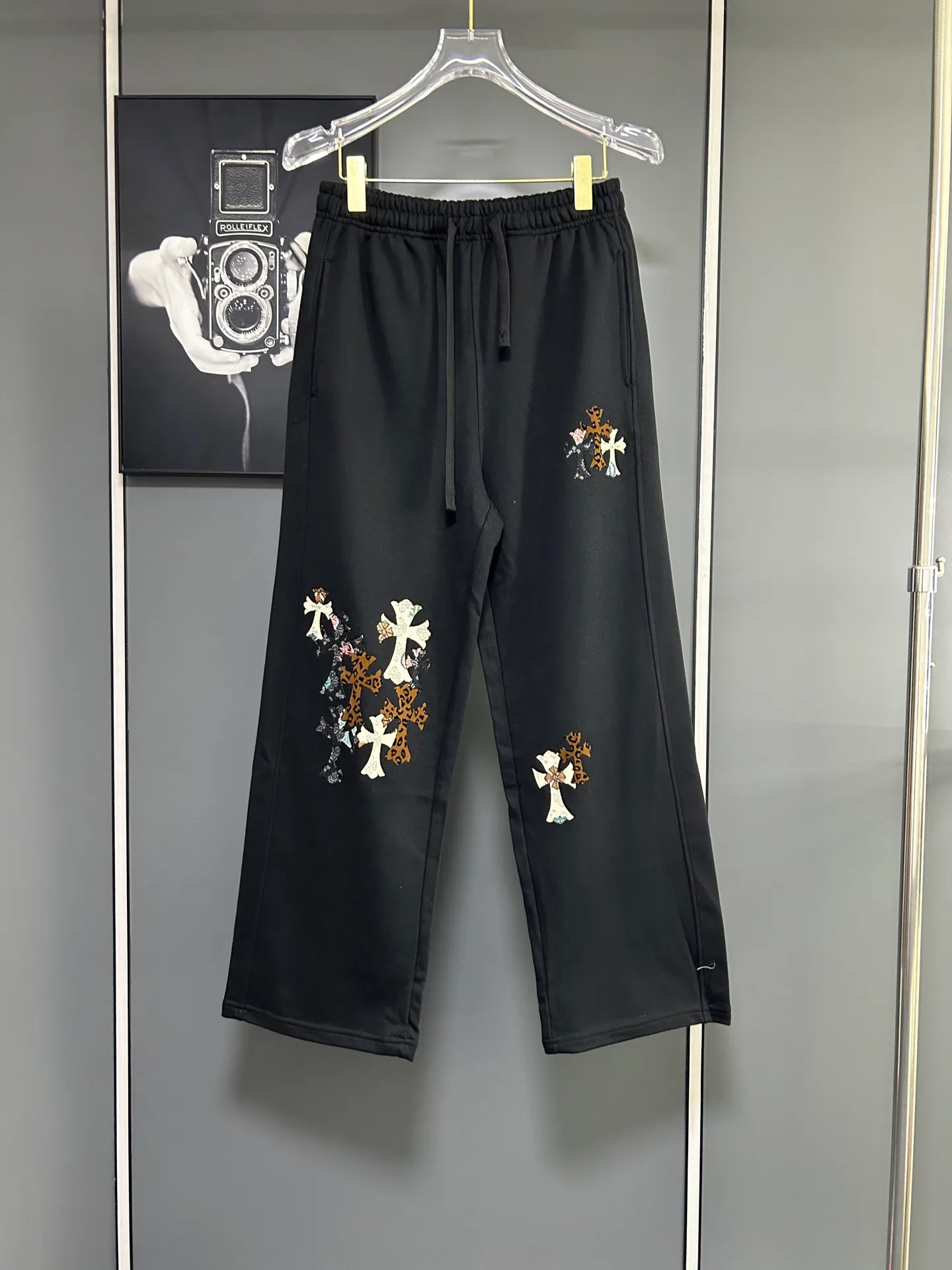 P220 Chrome Hearts 25 new colorful cross-mark loose straight trousers 2025 autumn and winter new embroidered elastic band casual trousers, customized fabrics at the counter. Made of 400g high-version terry fabric, with high breathability and comfort, impeccable details, no pilling and no deformation, brand element design concept, reflecting high quality. It feels delicate and soft! It presents casual tailoring, the same style for men and women, and the upper body shape is awesome! Size: S M L XL Color: Black